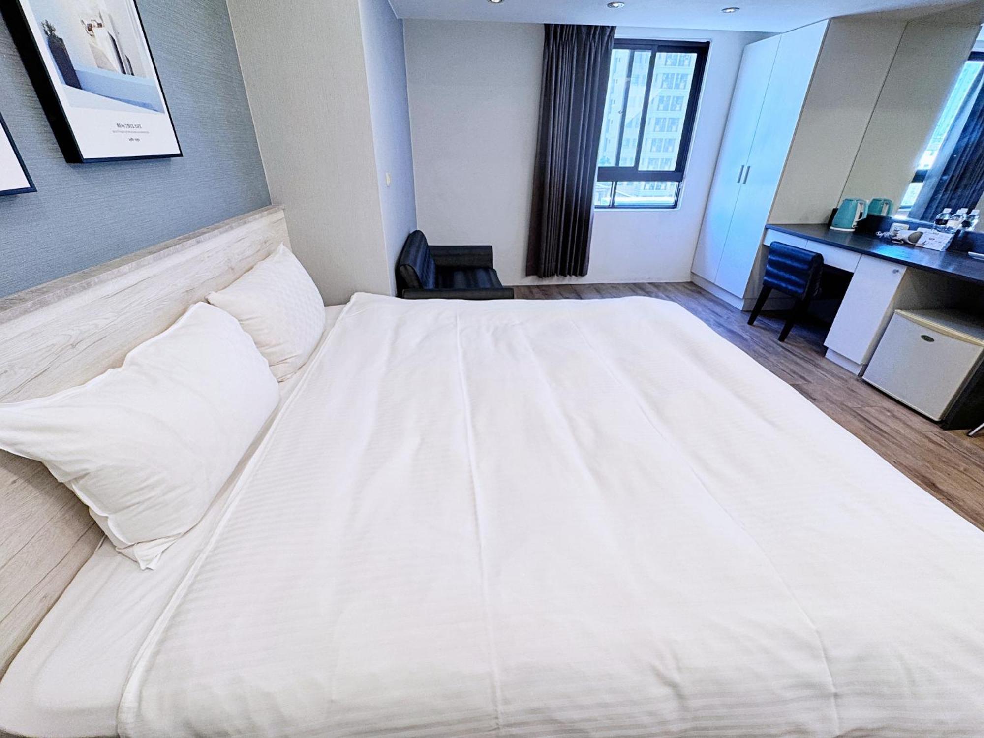 Bonjour Hotel Taichung Exterior photo
